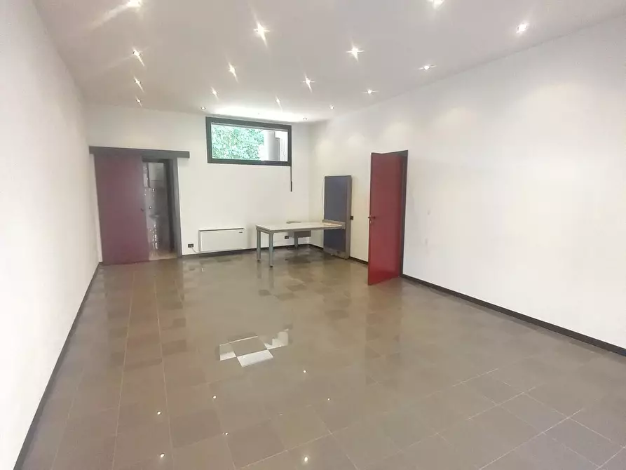 Immagine 2 di Negozio in vendita  a Castelfiorentino