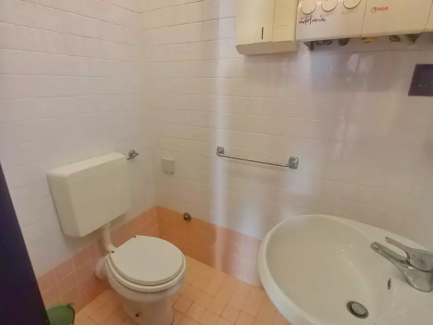 Immagine 11 di Negozio in vendita  a Castelfiorentino