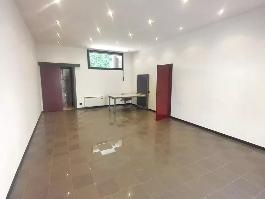 Immagine 3 di Negozio in vendita  a Castelfiorentino