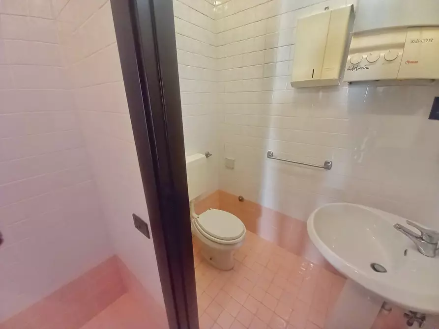 Immagine 12 di Negozio in vendita  a Castelfiorentino