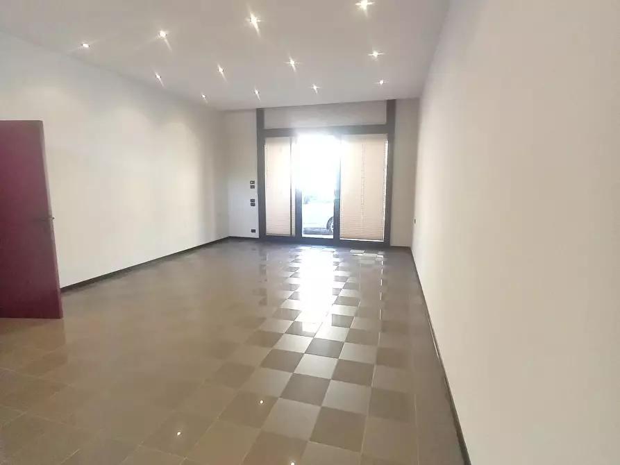 Immagine 4 di Negozio in vendita  a Castelfiorentino