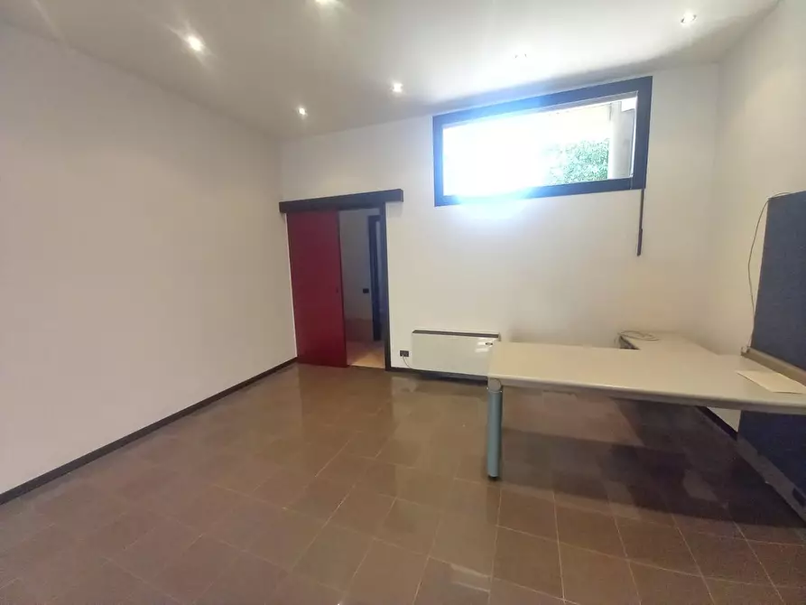 Immagine 6 di Negozio in vendita  a Castelfiorentino