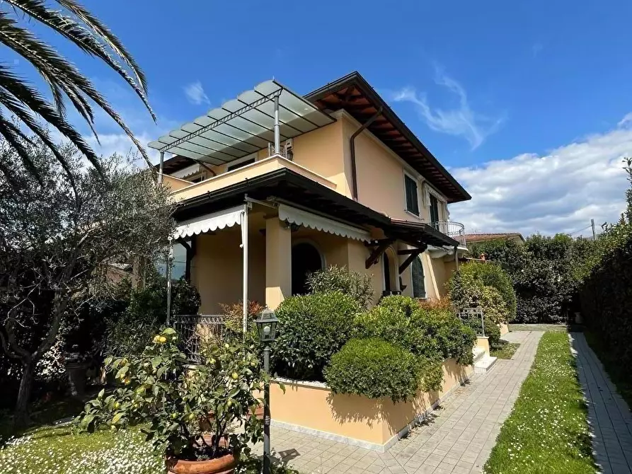 Immagine 3 di Casa bifamiliare in vendita  a Pietrasanta