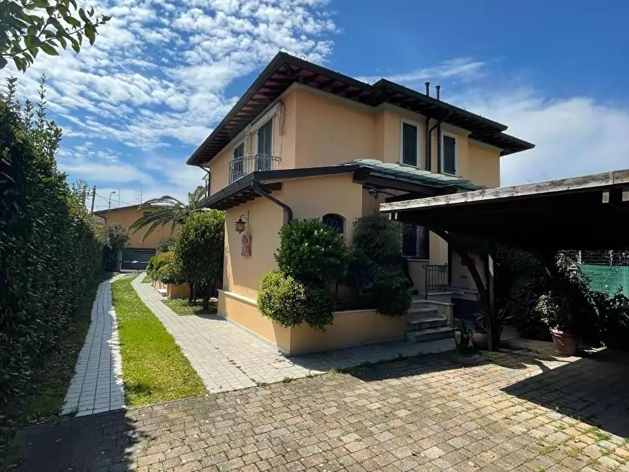 Immagine 2 di Casa bifamiliare in vendita  a Pietrasanta