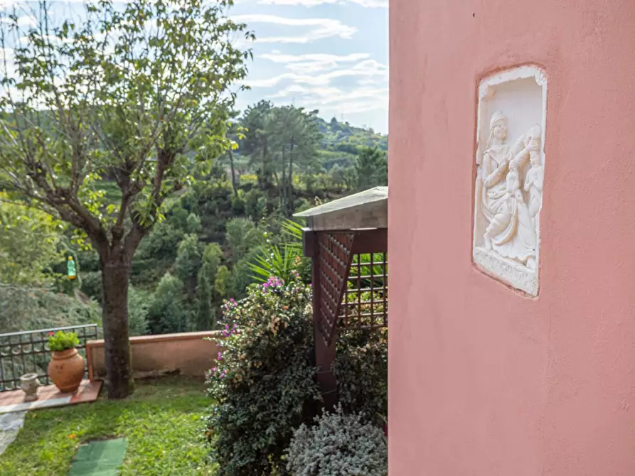 Immagine 23 di Villa in vendita  a Carrara