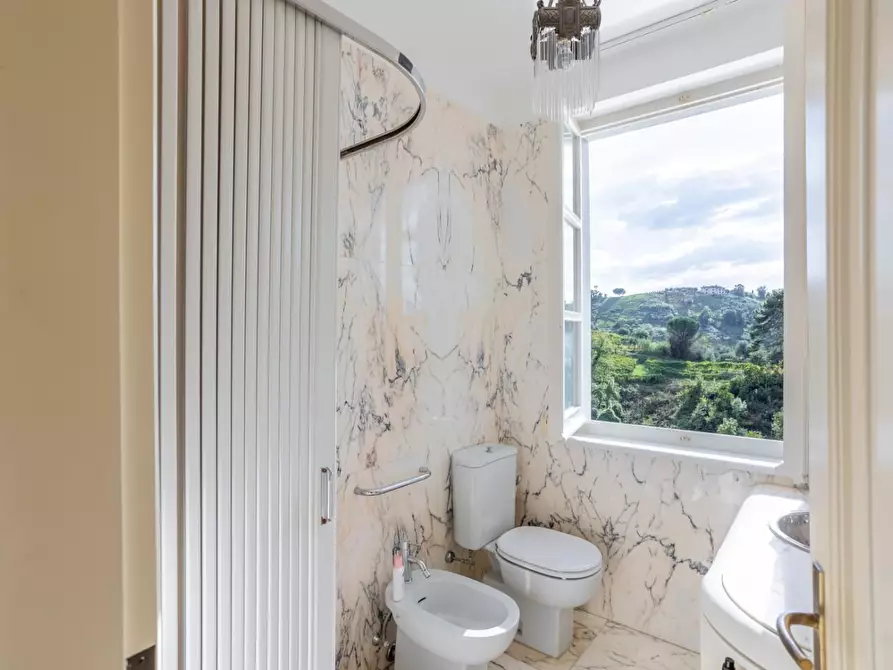 Immagine 11 di Villa in vendita  a Carrara