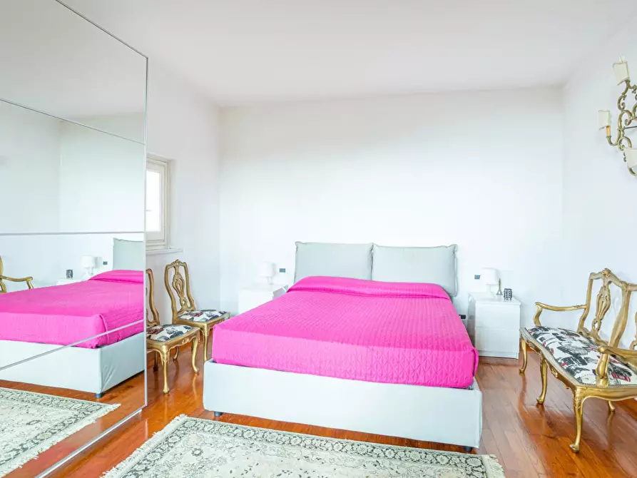 Immagine 18 di Villa in vendita  a Carrara