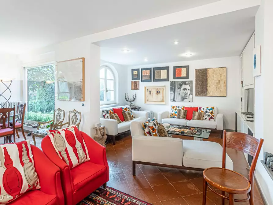 Immagine 2 di Villa in vendita  a Carrara