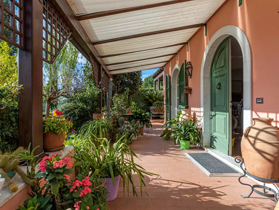 Immagine 1 di Villa in vendita  a Carrara