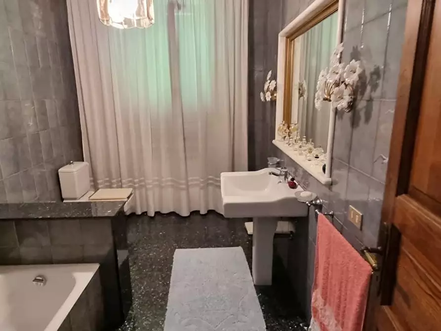 Immagine 15 di Villa in vendita  a Carrara