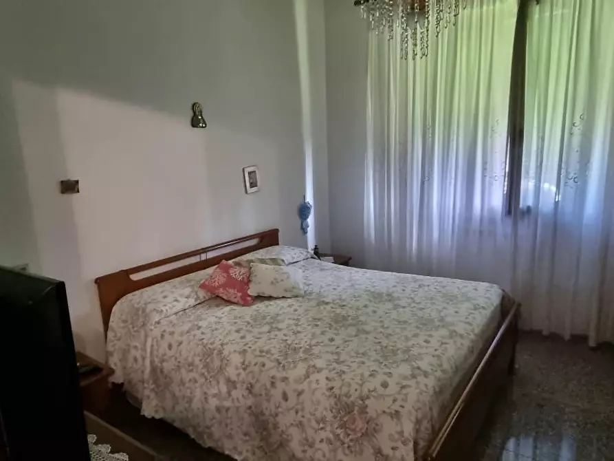 Immagine 18 di Villa in vendita  a Carrara