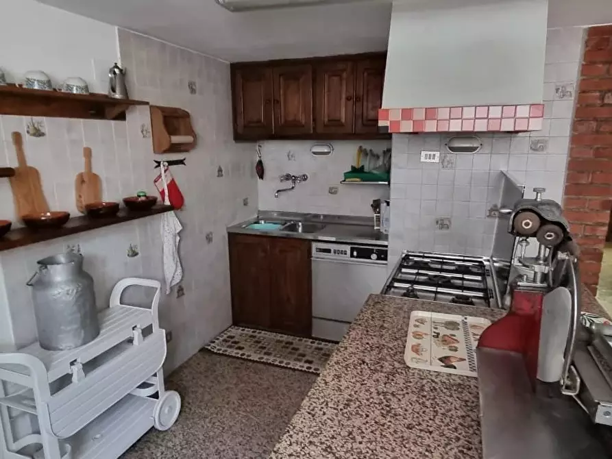 Immagine 33 di Villa in vendita  a Carrara