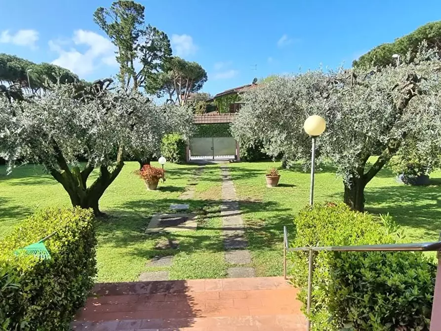 Immagine 47 di Villa in vendita  a Carrara