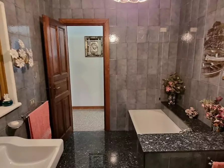 Immagine 17 di Villa in vendita  a Carrara