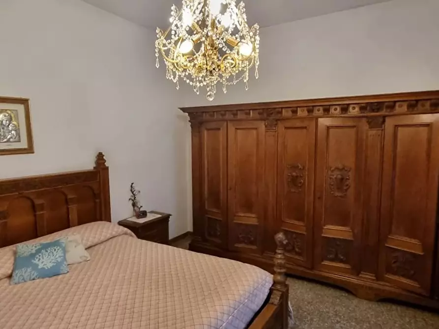 Immagine 12 di Villa in vendita  a Carrara