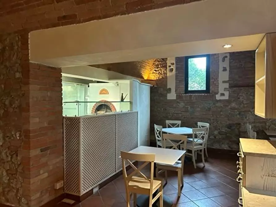 Immagine 9 di Locale commerciale in vendita  a Siena