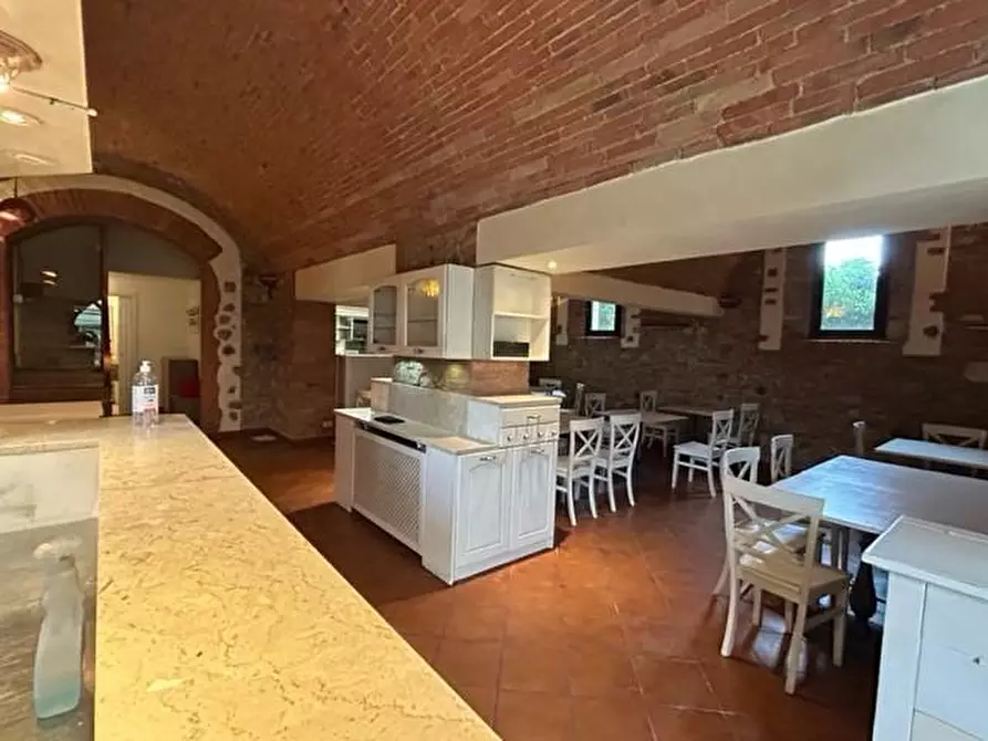 Immagine 7 di Locale commerciale in vendita  a Siena