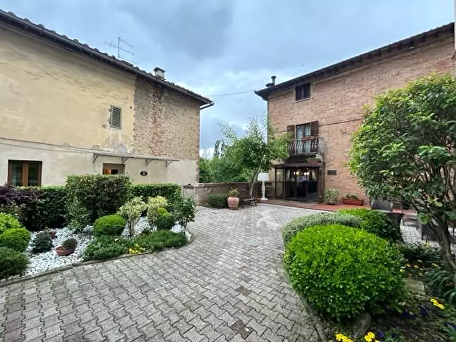 Immagine 4 di Locale commerciale in vendita  a Siena