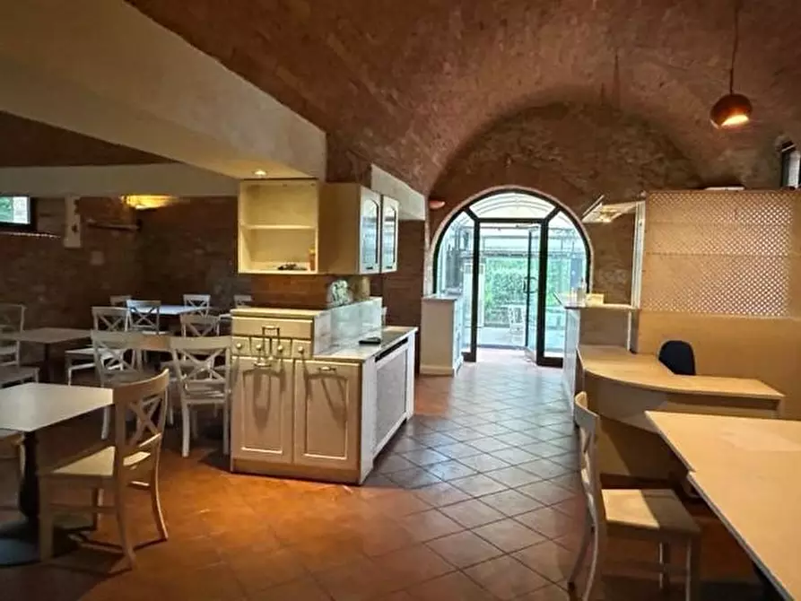 Immagine 6 di Locale commerciale in vendita  a Siena