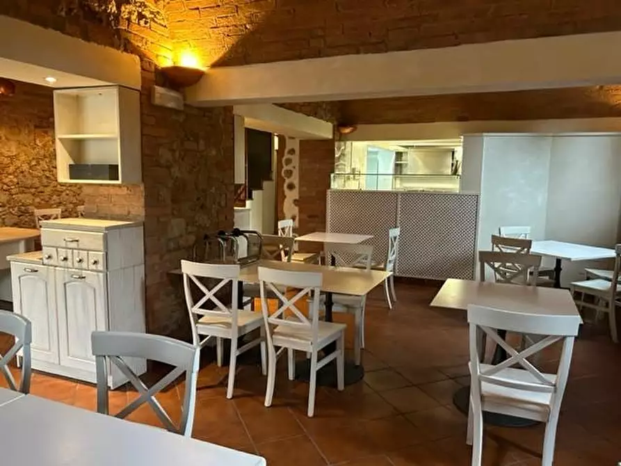 Immagine 8 di Locale commerciale in vendita  a Siena