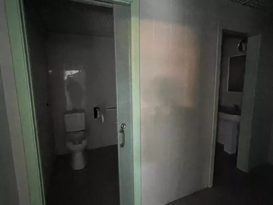 Immagine 3 di Locale commerciale in affitto  a Massa