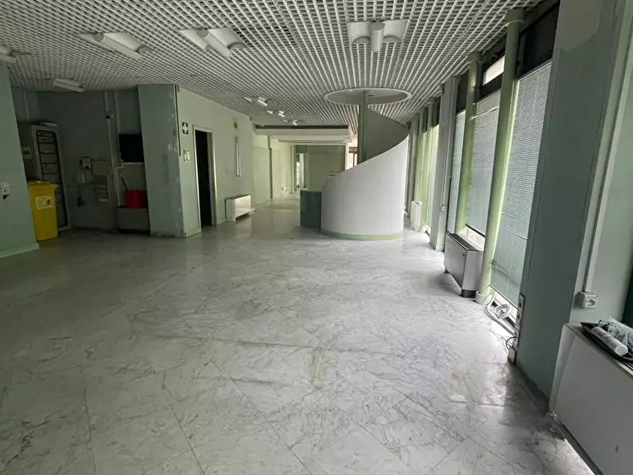 Immagine 4 di Locale commerciale in affitto  a Massa