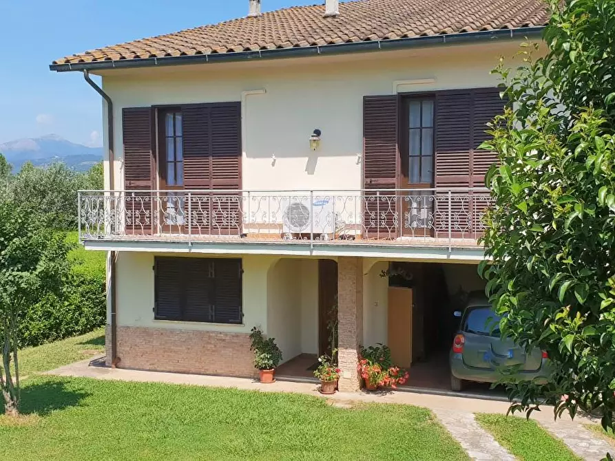 Immagine 1 di Villa in vendita  a Lucca