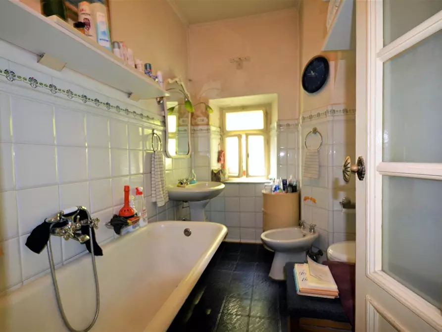 Immagine 13 di Appartamento in vendita  a Lucca