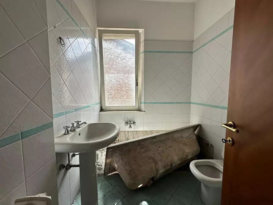 Immagine 36 di Mansarda in vendita  a Lucca