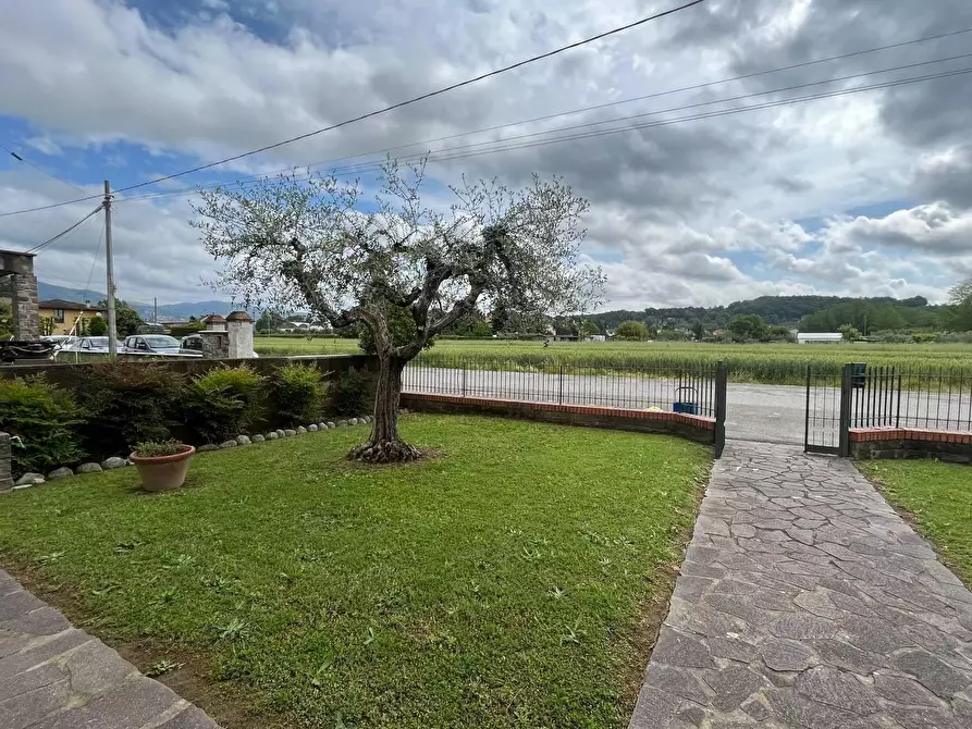 Immagine 1 di Villa in vendita  a Porcari