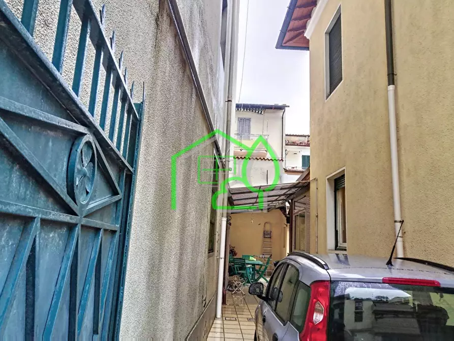 Immagine 2 di Villa in vendita  a Viareggio