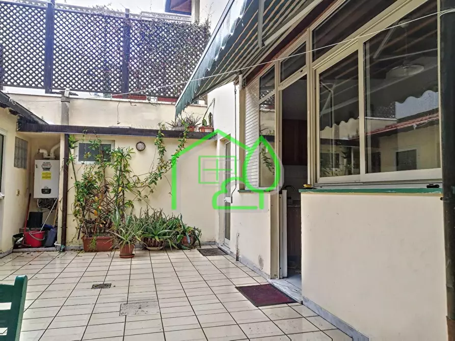 Immagine 8 di Villa in vendita  a Viareggio