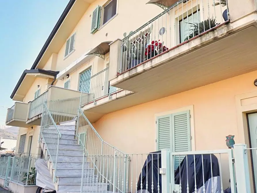 Immagine 2 di Appartamento in vendita  a Massa