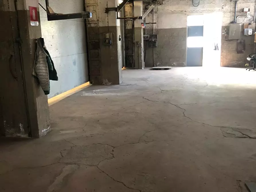 Immagine 3 di Attività artigianale in vendita  a Massa