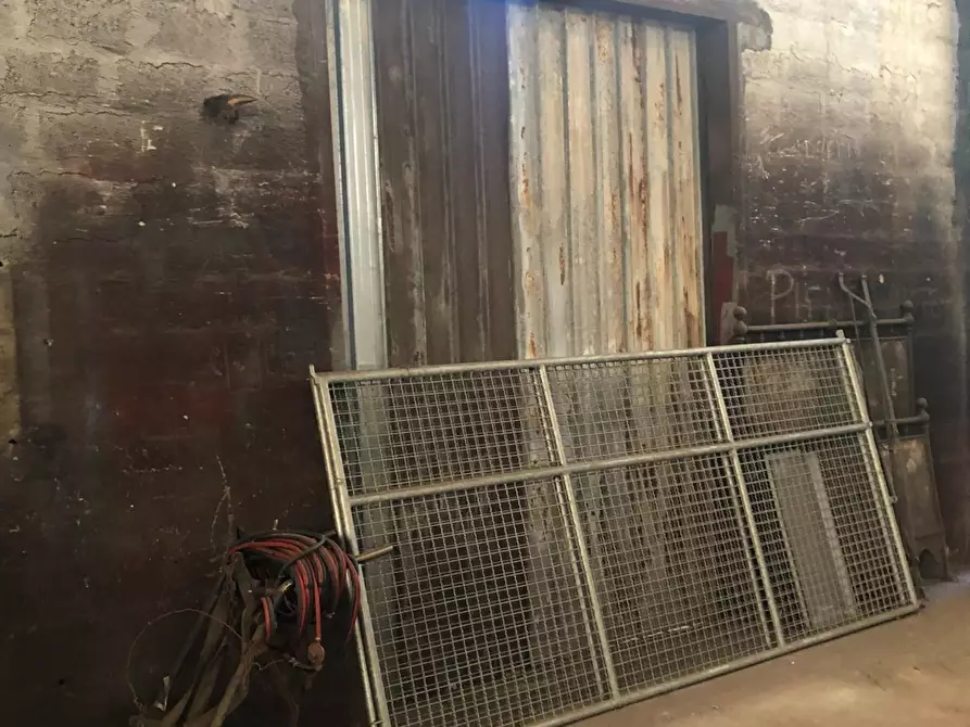 Immagine 9 di Attività artigianale in vendita  a Massa