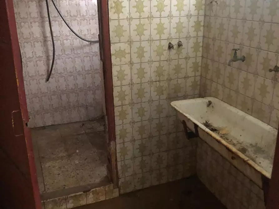 Immagine 15 di Attività artigianale in vendita  a Massa