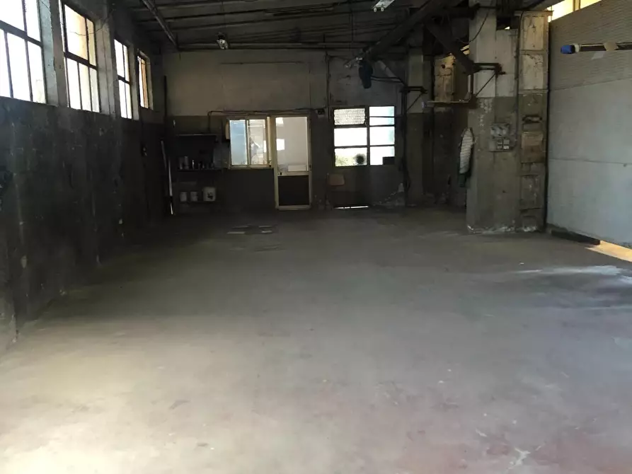 Immagine 11 di Attività artigianale in vendita  a Massa