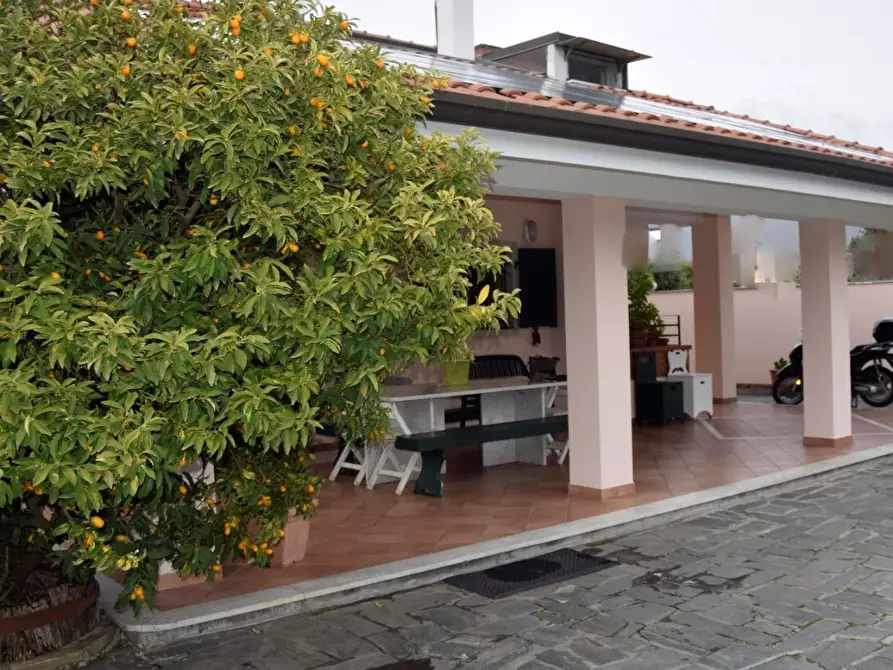 Immagine 10 di Villa in vendita  a Carrara