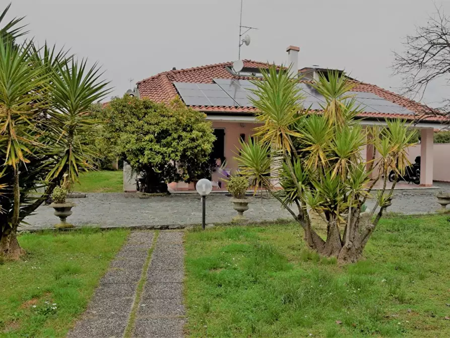 Immagine 14 di Villa in vendita  a Carrara