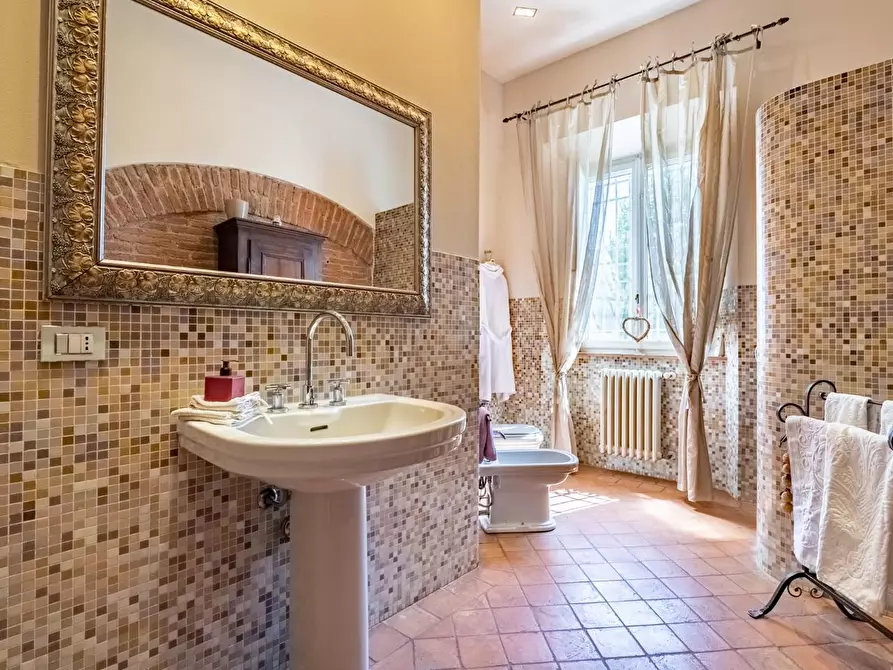 Immagine 25 di Casa colonica in vendita  a Cascina