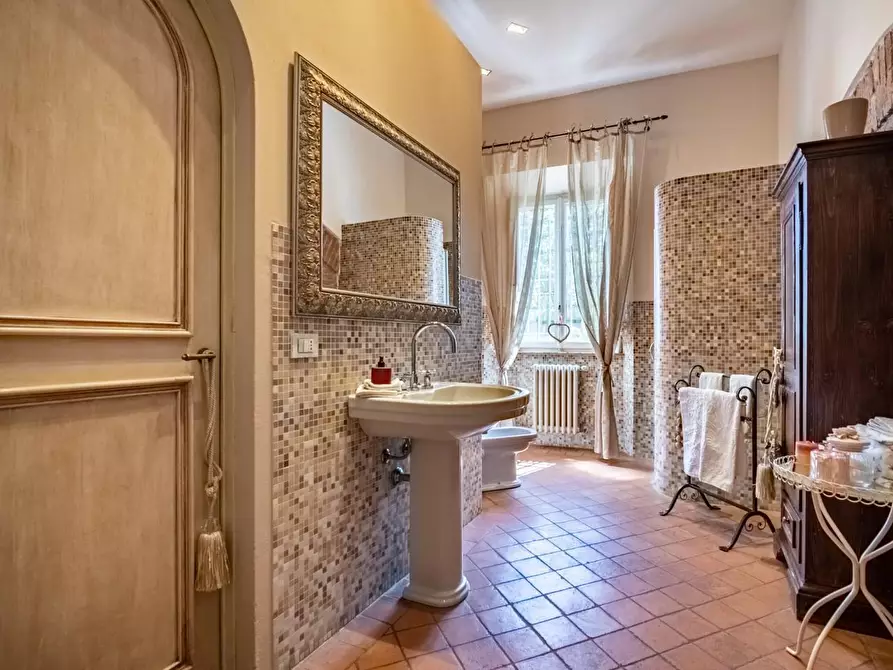 Immagine 24 di Casa colonica in vendita  a Cascina