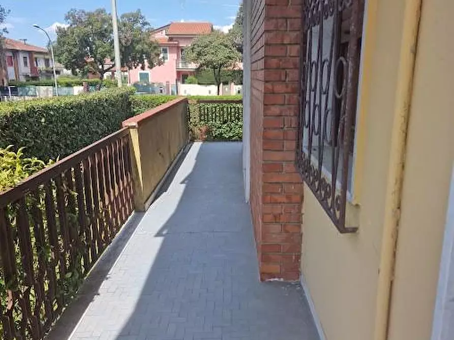 Immagine 4 di Villa in vendita  a Carrara