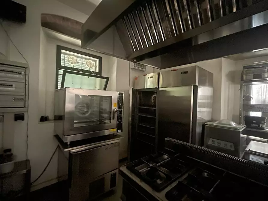 Immagine 16 di Locale commerciale in vendita  a Carrara