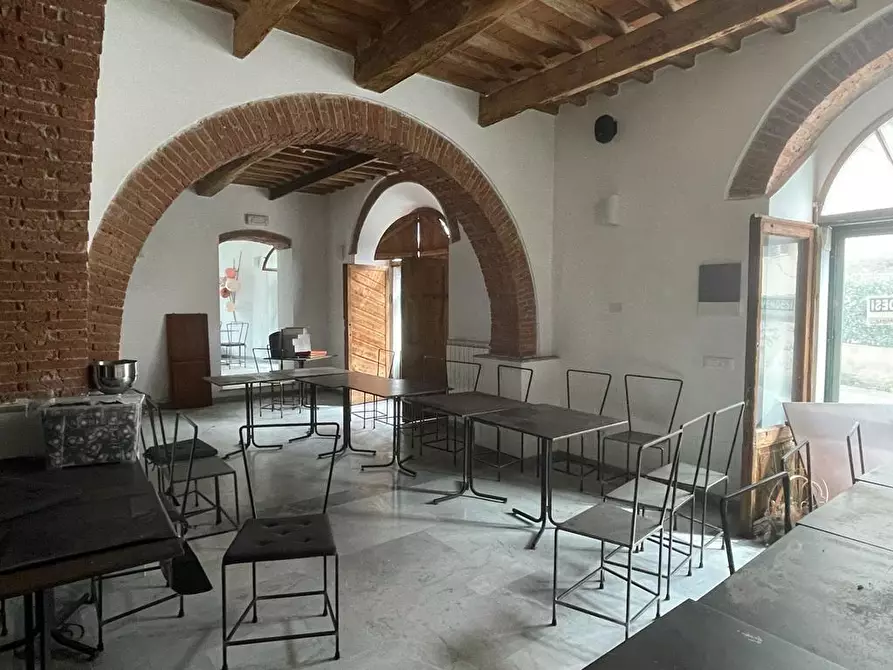 Immagine 5 di Locale commerciale in vendita  a Carrara