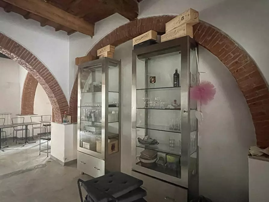 Immagine 3 di Locale commerciale in vendita  a Carrara