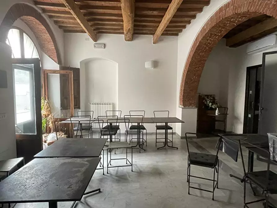 Immagine 6 di Locale commerciale in vendita  a Carrara