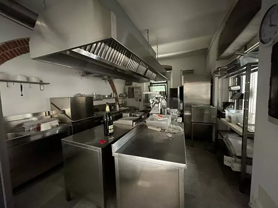 Immagine 15 di Locale commerciale in vendita  a Carrara