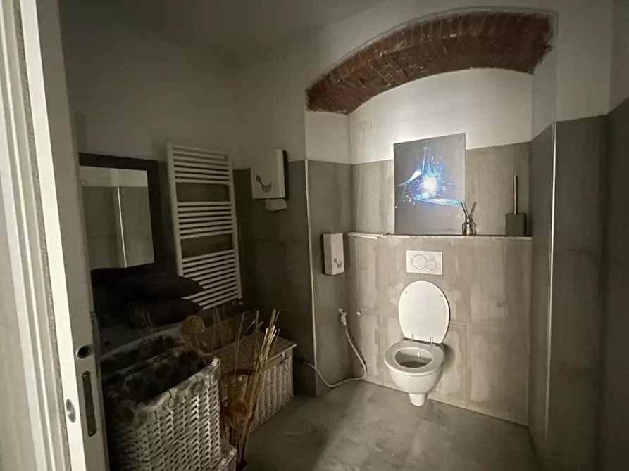 Immagine 11 di Locale commerciale in vendita  a Carrara