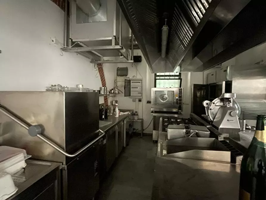 Immagine 14 di Locale commerciale in vendita  a Carrara