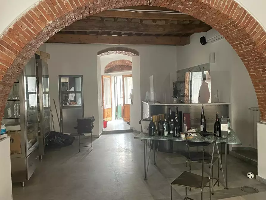 Immagine 9 di Locale commerciale in vendita  a Carrara